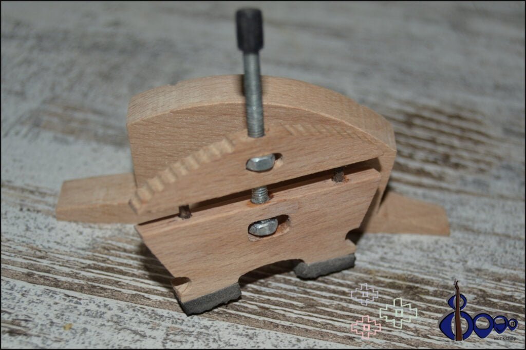 Violinviola strings lifter/ holder