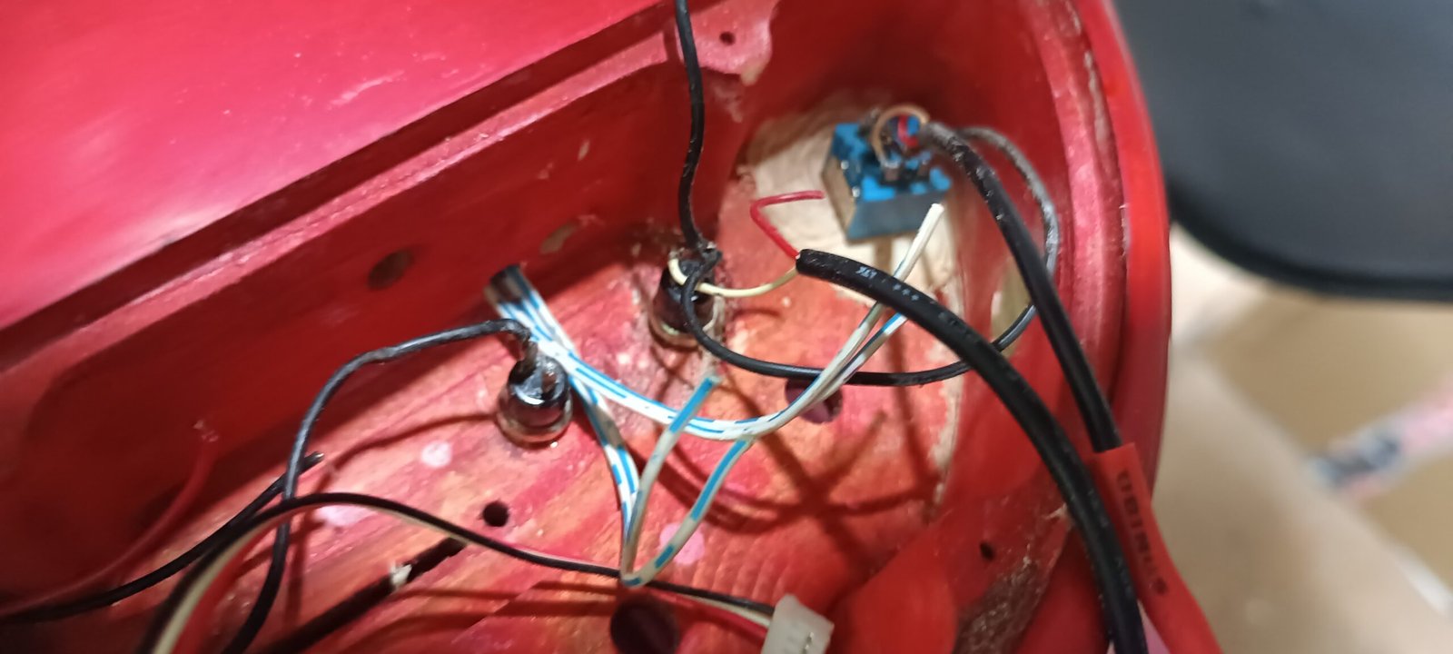 Stingray Bass Build – Custom Bass Guitar Project with Roland GK3 28 Testing output