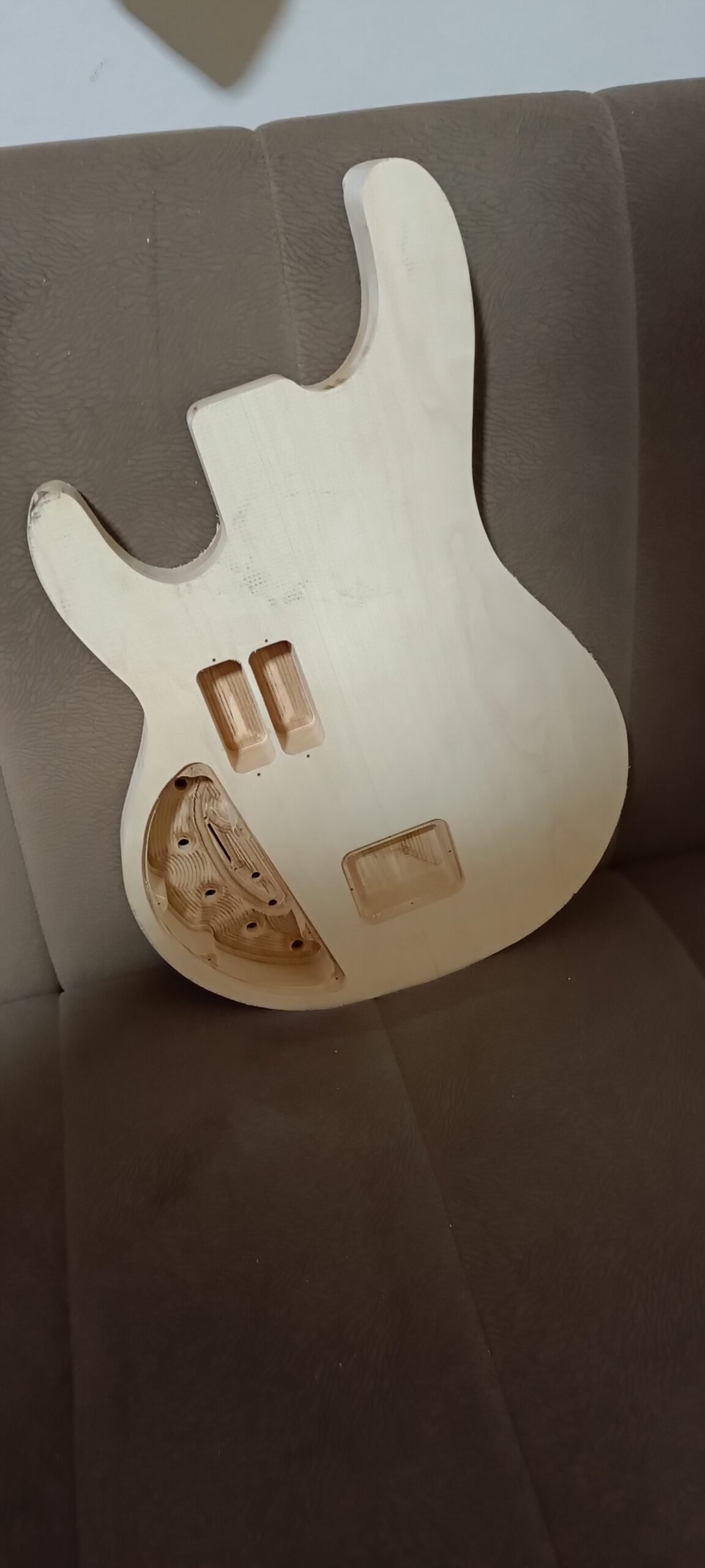 Stingray Bass Build – Custom Bass Guitar Project with Roland GK3 7 Edge shaping
