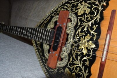Bouzouki pickup holder